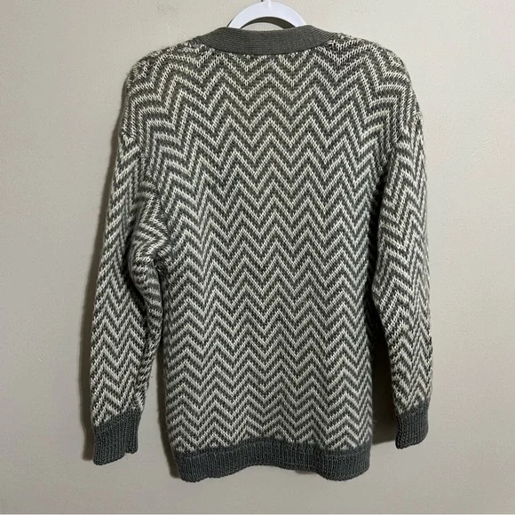 Vintage Jones New York Wool Blend Gray and Cream Chevron Cardigan size M Petite - Picture 6 of 7